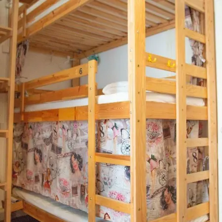 Nest House Vandrarhem *